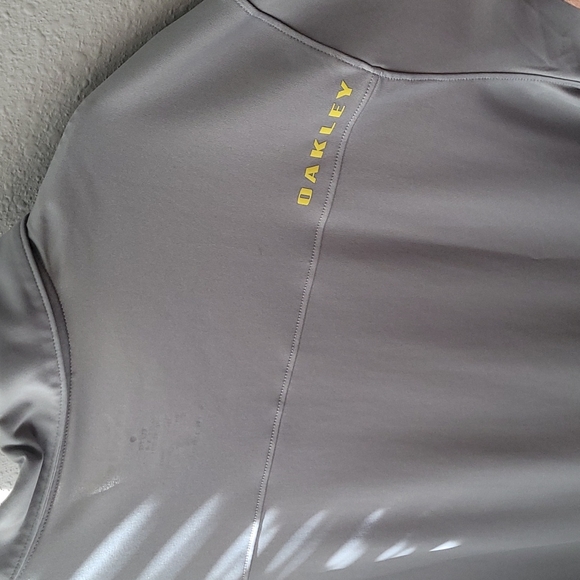 Used, Oakley Hydrolix polo, silver and yellow XL - Picture 2 of 4